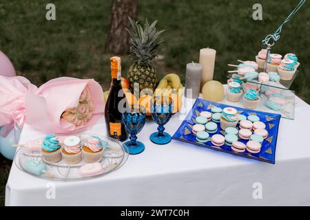 Une élégante table de douche bébé avec desserts et ballons Banque D'Images