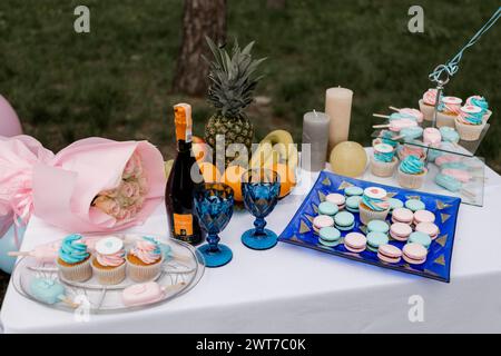 Une élégante table de douche bébé avec desserts et ballons Banque D'Images