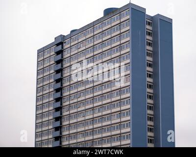 Étages supérieurs du bloc de tour High Rise des années 1960 à Gateshead, Angleterre, Royaume-Uni. Redheugh court est actuellement réservé à la démolition par le conseil. Banque D'Images