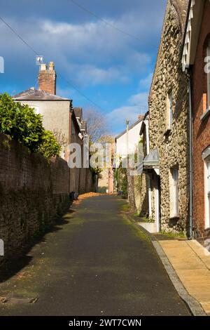 Une vue sur Dinham (ruelle) à Ludlow, vers le château. Shropshire, Angleterre. Novembre. Banque D'Images