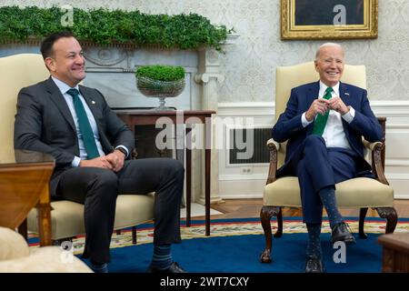 Washington, États-Unis d'Amérique. 15 mars 2024. Washington, États-Unis d'Amérique. 15 mars 2024. Le président américain Joe Biden organise une réunion bilatérale avec le Taoiseach d'Irlande Leo Varadkar, à gauche, pour l'événement traditionnel de la St Patrick au Bureau ovale de la Maison Blanche, le 15 mars 2024 à Washington DC crédit : Adam Schultz/White House photo/Alamy Live News Banque D'Images