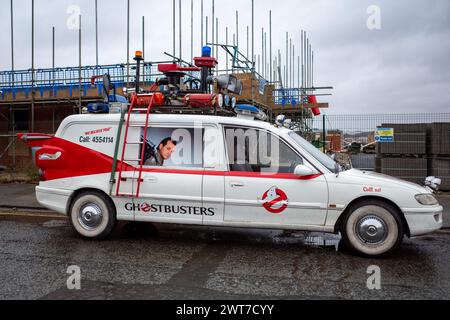 Réplique de voiture Ghostbusters, Ecto-1, propriété d'une entreprise privée à South Shields, repérée garée dans la rue. Angleterre du Nord-est. Banque D'Images