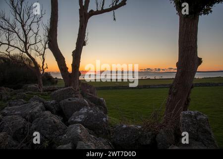 Coucher de soleil sur la baie de Morecambe près de Silverdale, Lancashire, Angleterre. Novembre. Banque D'Images