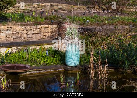 Vase près de l'étang dans le jardin encastré. Karl Foerster Maison et jardin. AM Raubfang, Potsdam, Brandebourg, Brandebourg, Allemagne Banque D'Images