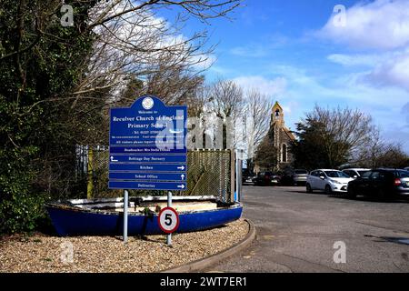 village de reculver montrant st marys église et parking, est kent, royaume-uni mars 2024 Banque D'Images