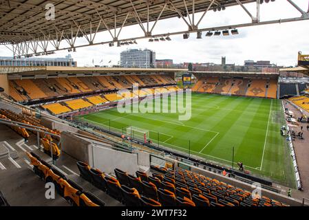 Wolverhampton, Royaume-Uni. 16 mars 2024. Wolverhampton, Royaume-Uni. 16 mars 2024. 16 mars 2024 ; stade Molineux, Wolverhampton, West Midlands, Angleterre; FA Cup Quarter final Football, Wolverhampton Wanderers versus Coventry City ; Une vue générale de Molineux montrant le terrain et les tribunes avant le coup d'envoi depuis le coin supérieur du Stan Cullis Stan Cullis Stand Credit : action plus Sports images/Alamy Live News Credit : action plus Sports images/Alamy Live News Credit : action plus Sports images/Alamy Live News Banque D'Images