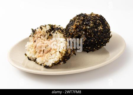 Thon Jumeokbap sur fond blanc Banque D'Images