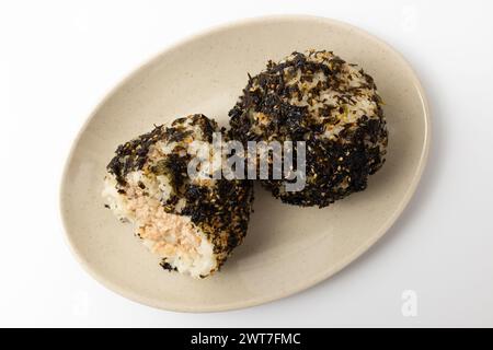 Thon Jumeokbap sur fond blanc Banque D'Images