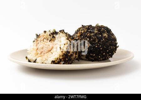 Thon Jumeokbap sur fond blanc Banque D'Images