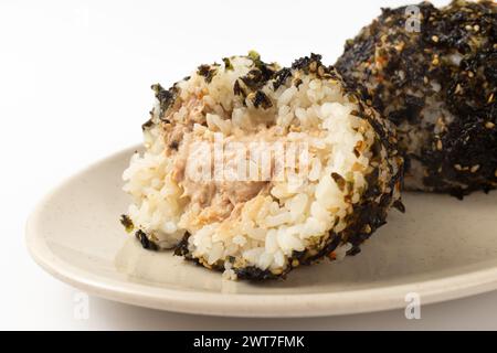 Thon Jumeokbap sur fond blanc Banque D'Images