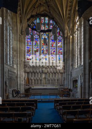 Christchurch, Royaume-Uni - 19 février 2023 : vitrail à la Lady Chapel à l'intérieur du prieuré de Christchurch. Banque D'Images