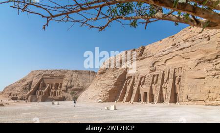 Abu Simbel, Egypte - les deux temples massifs taillés dans la roche d'Abu Simbel sont situés sur la rive ouest du LakeNasser, à environ 230 km au sud Banque D'Images