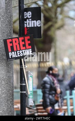 Birmingham, Royaume-Uni. 14 mars 2024. Une pancarte ëFree Palestineí est fixée à un poteau à l'extérieur des bureaux de AXAís pendant la manifestation. Les manifestants du Front de la jeunesse pour la Palestine (YFFP) et leurs partisans appellent au boycott d'AXA, affirmant qu'ils investissent plus d'un milliard de dollars dans des colonies illégales sur ce qui était autrefois des terres palestiniennes et détiennent des millions dans des investissements dans trois banques israéliennes. Ils déclarent avec ce soutien financier des sociétés comme AXA sont complices des crimes d'Israël contre les Palestiniens à Gaza et ailleurs. Crédit : SOPA images Limited/Alamy Live News Banque D'Images