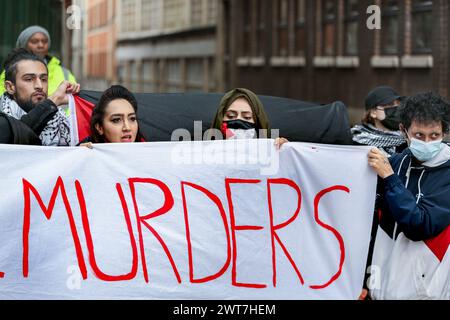 Birmingham, Royaume-Uni. 14 mars 2024. Les manifestants tiennent une banderole portant le mot ëMurdersí devant les bureaux de AXAís pendant la manifestation. Les manifestants du Front de la jeunesse pour la Palestine (YFFP) et leurs partisans appellent au boycott d'AXA, affirmant qu'ils investissent plus d'un milliard de dollars dans des colonies illégales sur ce qui était autrefois des terres palestiniennes et détiennent des millions dans des investissements dans trois banques israéliennes. Ils déclarent avec ce soutien financier des sociétés comme AXA sont complices des crimes d'Israël contre les Palestiniens à Gaza et ailleurs. Crédit : SOPA images Limited/Alamy Live News Banque D'Images