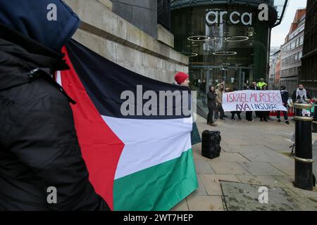 Birmingham, Royaume-Uni. 14 mars 2024. Les manifestants tiennent un drapeau palestinien devant les bureaux de AXAís pendant la manifestation. Les manifestants du Front de la jeunesse pour la Palestine (YFFP) et leurs partisans appellent au boycott d'AXA, affirmant qu'ils investissent plus d'un milliard de dollars dans des colonies illégales sur ce qui était autrefois des terres palestiniennes et détiennent des millions dans des investissements dans trois banques israéliennes. Ils déclarent avec ce soutien financier des sociétés comme AXA sont complices des crimes d'Israël contre les Palestiniens à Gaza et ailleurs. Crédit : SOPA images Limited/Alamy Live News Banque D'Images