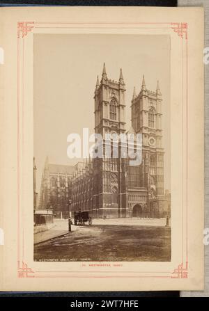 Westminster. London Stereoscopic and Photographic Company, photographe (fondée en 1854, dissoute en 1922) vers 1890 vue de l'abbaye de Westminster depuis le sanctuaire large. Une calèche se déplace sur la route devant l'abbaye et deux personnes se font face devant la clôture de fer qui entoure le bâtiment. Un seul piéton se tient sur le trottoir éloigné, à gauche de l'image. (Recto, image) en bas à gauche, écrit à la main en négatif : '13 WESTMINSTER ABBEY, WEST TOWERS.' ; (recto, monture) en bas au centre, imprimé à l'encre rouge : '10. WESTMINSTER.' ; (verso, Mount) en bas à gauche, manuscrit Banque D'Images