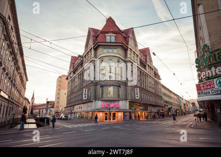 Centre commercial Roseggerhaus au crépuscule. Bâtiment monumental sécessionniste au coin de la rue Annenstrasse. Rue vide dans la vieille ville, peu de piétons. Banque D'Images