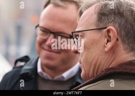 Erfurt, Allemagne. 16 mars 2024. Mario Voigt (à gauche), chef du groupe parlementaire CDU au parlement de Thuringe, et Bodo Ramelow (Die Linke), ministre-président de Thuringe, se parlent en marge de l'ouverture de la session de bratwurst avec le festival "Rostkultur" sur la place de la cathédrale. Un total de onze types différents de saucisses grillées peuvent être échantillonnés sur les stands. Crédit : Bodo Schackow/dpa/Alamy Live News Banque D'Images