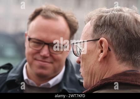 Erfurt, Allemagne. 16 mars 2024. Mario Voigt (à gauche), chef du groupe parlementaire CDU au parlement de Thuringe, et Bodo Ramelow (Die Linke), ministre-président de Thuringe, se parlent en marge de l'ouverture de la session de bratwurst avec le festival "Rostkultur" sur la place de la cathédrale. Un total de onze types différents de saucisses grillées peuvent être échantillonnés sur les stands. Crédit : Bodo Schackow/dpa/Alamy Live News Banque D'Images