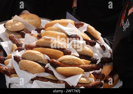 Erfurt, Allemagne. 16 mars 2024. Les bratwurst sont allongés sur un plateau à l'ouverture de la session de bratwurst avec le festival 'Rostkultur' sur la place de la cathédrale. Un total de onze types différents de saucisses grillées peuvent être échantillonnés sur les stands. Crédit : Bodo Schackow/dpa/Alamy Live News Banque D'Images