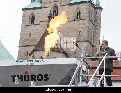 Erfurt, Allemagne. 16 mars 2024. Bodo Ramelow (Die Linke), ministre-président de Thuringe, allume la grille symbolique à l'ouverture de la session de bratwurst avec le festival 'Rostkultur' sur Domplatz. Un total de onze types différents de saucisses grillées peuvent être échantillonnés sur les stands. Crédit : Bodo Schackow/dpa/Alamy Live News Banque D'Images