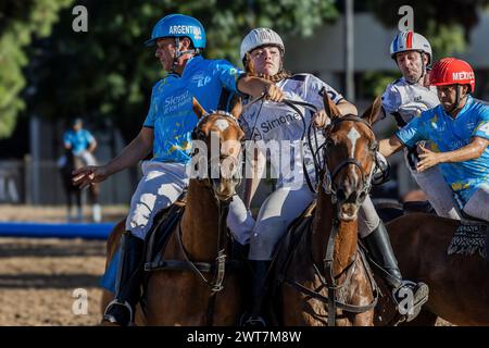 L'argentin Juan Perez, de Sierra de los Padres (l) et la française Charlotte Laguerre de Team Simone (R), vus en action lors de l'Open Horseball Argentina qui s'est tenu au Regimiento de Granaderos a Caballo. Le tournoi international 'Open Horseball Argentina' s'est déroulé au Regimiento de Granaderos a Caballo General San Martín, dans la ville de Buenos Aires, les 7, 8 et 9 mars à des fins promotionnelles. C'est le prélude au Championnat du monde de Horseball 2025 qui se tiendra en Argentine. Trois matchs ont été joués à chaque date. Les équipes étaient composées de joueurs de différents pays. Le fi Banque D'Images