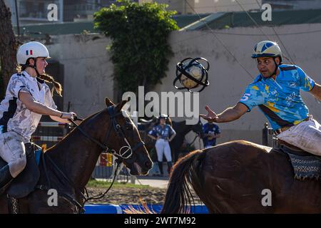 L'argentin Narciso Diaz de Team Sierra de los Padres (R) et la française Charlotte Laguerre de Team Simona vus en action lors de l'Open Horseball Argentina, qui s'est tenu au Regimiento de Granaderos a Caballo. Le tournoi international 'Open Horseball Argentina' s'est déroulé au Regimiento de Granaderos a Caballo General San Martín, dans la ville de Buenos Aires, les 7, 8 et 9 mars à des fins promotionnelles. C'est le prélude au Championnat du monde de Horseball 2025 qui se tiendra en Argentine. Trois matchs ont été joués à chaque date. Les équipes étaient composées de joueurs de différents pays. Le fi Banque D'Images