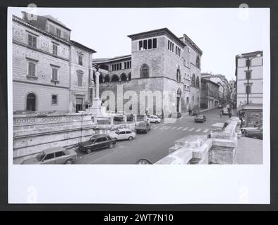 Lazio Viterbo Tarquinia Palazzo Vitelleschi. Hutzel, Max 1960-1990 vues extérieures du palais et du musée ainsi que vues sur la cour intérieure et les voûtes intérieures. 15ème cent. architecture gothique (1436-39, 1460-90). A l'intérieur du palazzo se trouve la Cappella gentilizia, 15ème siècle, et l'antecappella, avec des fresques de l'histoire de Lucrezia alternant avec les vertus cardinales. Antiquités : phénicien : faïence. Étrusque : sarcophages ; poterie ; instruments en bronze (armes, vaisseaux, miroirs, candélabre). Bijoux en or. Masques en terre cuite, statuettes et objets votifs. Romain : statues en marbre, ves en bronze Banque D'Images