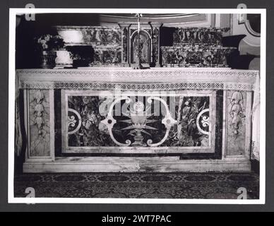 Lazio Rieti Magliano Sabina Cathédrale 5. Hutzel, Max 1960-1990 vues extérieures de la façade (XVIIIe siècle) et des portails (XVe siècle). Vues de l'intérieur restauré : fresques en abside du couronnement de la Vierge, Annonciation et la naissance et la mort du fils d'Uliano, noble de Magliano ; fresques décoratives au plafond ; retables et autels en marbre. Trésor : chasuble de brocart d'argent et d'or décoré de saints (XVIIIe siècle), portraits d'évêques (XVe-XVIIe siècle). Photographe et érudit d'origine allemande Max Hutzel (1911-1988) photographié en Italie du début des années 1960 jusqu'à sa mort. La Re Banque D'Images