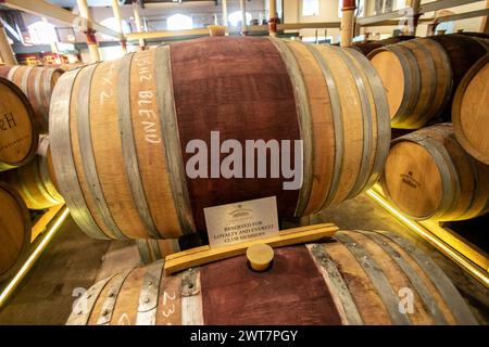 Tonneaux en bois pleins de vin dans la porte de cave à Château Tanunda domaine vinicole dans la Barossa Valley, Australie du Sud, 2024 Banque D'Images