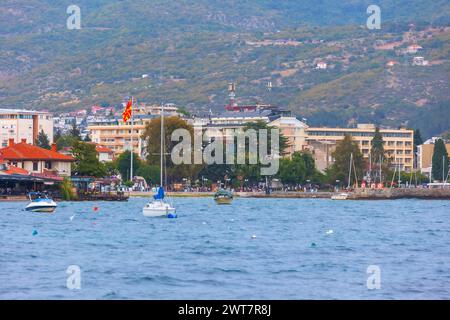 Ohrid, Macédoine du Nord - 24 septembre 2023 : vue panoramique sur le lac et la ville Banque D'Images