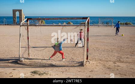 De jeunes garçons jouent au football à Borg Errass sur le Cap-Afrique, Mahdia, Tunisie Banque D'Images