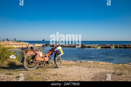 Un vieux scooter avec un seau garé à côté du Vieux Port Fatimid, Mahdia, Tunisie Banque D'Images