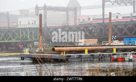 NORWALK, CT, États-Unis - 6 MARS 2024 : lieu de travail de construction industrielle avec la rivière Norwalk dans une zone urbaine près d'un pont ferroviaire Banque D'Images