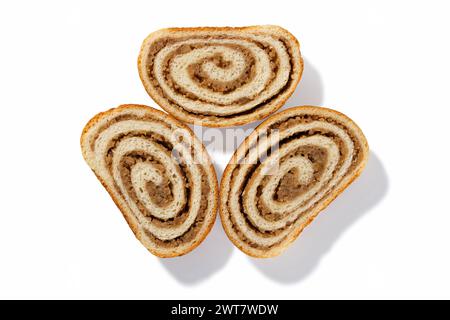 Laissez-vous tenter par les saveurs riches de trois tranches de pain aux noix allemand, chacune ornée de noix croquantes et d'une croûte dorée, sertie sur un blanc propre Banque D'Images