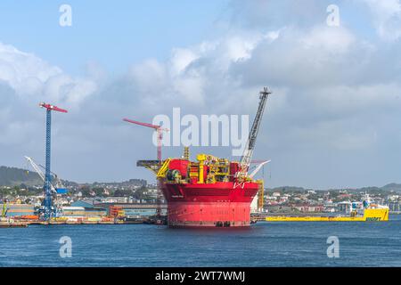 Plate-forme pétrolière Penguins FPSO à quai, port de HAUGESUND, NORVÈGE Banque D'Images