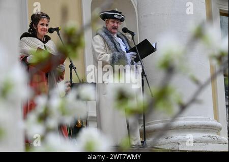 16 mars 2024, Saxe-Anhalt, Wörlitz : les interprètes du prince Franz et de la princesse Louise ont inauguré cette année le printemps du réveil dans le parc Wörlitz. L'événement est le début traditionnel de la saison touristique dans le Royaume des jardins de Dessau-Wörlitz. Photo : Heiko Rebsch/dpa crédit : dpa Picture alliance/Alamy Live News Banque D'Images