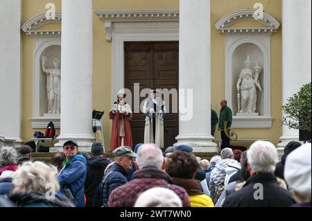 16 mars 2024, Saxe-Anhalt, Wörlitz : les interprètes du prince Franz et de la princesse Louise ont inauguré cette année le printemps du réveil dans le parc Wörlitz. L'événement est le début traditionnel de la saison touristique dans le Royaume des jardins de Dessau-Wörlitz. Photo : Heiko Rebsch/dpa crédit : dpa Picture alliance/Alamy Live News Banque D'Images