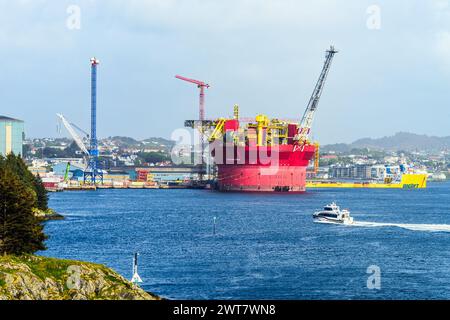 Plate-forme pétrolière Penguins FPSO à quai, port de HAUGESUND, NORVÈGE Banque D'Images