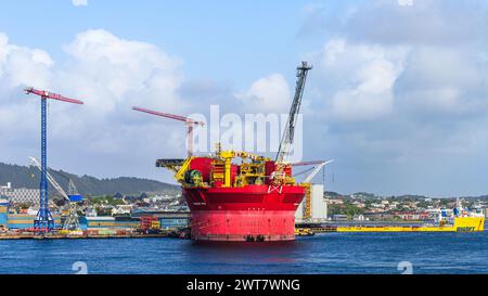 Plate-forme pétrolière Penguins FPSO à quai, port de HAUGESUND, NORVÈGE Banque D'Images