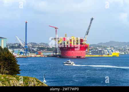 Plate-forme pétrolière Penguins FPSO à quai, port de HAUGESUND, NORVÈGE Banque D'Images