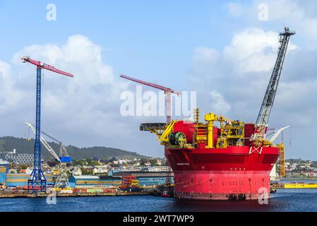 Plate-forme pétrolière Penguins FPSO à quai, port de HAUGESUND, NORVÈGE Banque D'Images