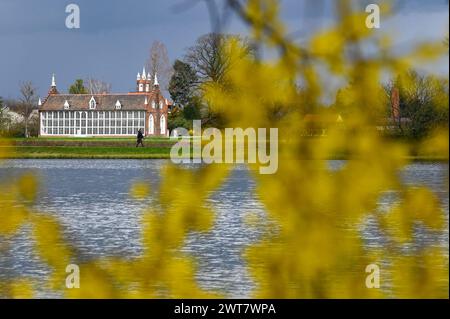 16 mars 2024, Saxe-Anhalt, Wörlitz : réveil printanier dans le parc Wörlitz. L’événement marque le début traditionnel de la saison touristique dans le Royaume des jardins de Dessau-Wörlitz. Photo : Heiko Rebsch/dpa crédit : dpa Picture alliance/Alamy Live News Banque D'Images