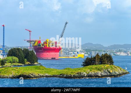 Plate-forme pétrolière Penguins FPSO à quai, port de HAUGESUND, NORVÈGE Banque D'Images