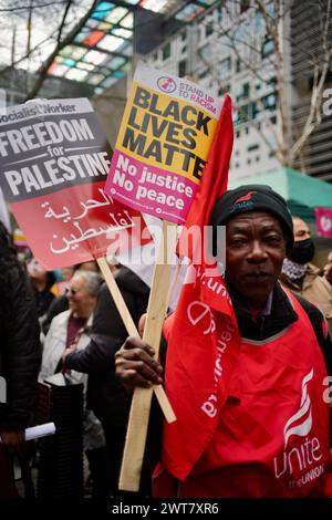 Londres / Royaume-Uni. 16 mars 2024. Des centaines de personnes se sont rassemblées devant le siège social britannique pour manifester contre le racisme croissant au Royaume-Uni.Alamy Live News / Aubrey Fagon. Banque D'Images