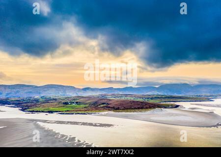 Vue aérienne de la péninsule de Loughros et du coin de la baie de Loughros Beg asséché dans les environs de la cascade d'Assaranca, Irlande. Banque D'Images