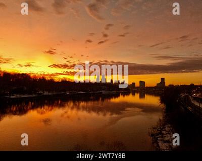 Le soleil se lève au-dessus de la rivière Schuylkill vu du pont Girard Avenue à Philadelphie. Banque D'Images