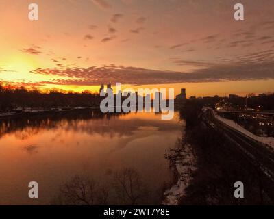 Le soleil se lève au-dessus de la rivière Schuylkill vu du pont Girard Avenue à Philadelphie. Banque D'Images