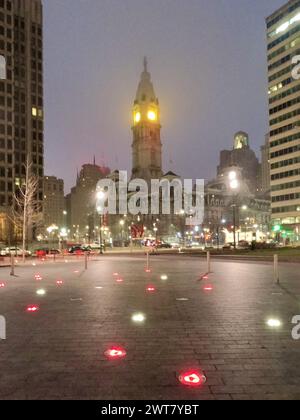 L'hôtel de ville de Philadelphie brille dans la demi-obscurité avant l'aube. Banque D'Images