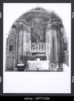 Lazio Frosinone Ferentino S. Francesco. Hutzel, Max 1960-1990 Post-médiéval : peinture sur autel Max Hutzel (1911-1988) photographe et érudit d'origine allemande photographié en Italie du début des années 1960 jusqu'à sa mort. Le résultat de ce projet, appelé Foto Arte Minore par Hutzel, est une documentation approfondie du développement historique de l'art en Italie jusqu'au XVIIIe siècle, y compris des objets des Étrusques et des Romains, ainsi que des monuments médiévaux, romans, gothiques, Renaissance et baroques. Les images sont organisées par région géographique en Italie, puis par province, ville, complexe de site et Mo Banque D'Images
